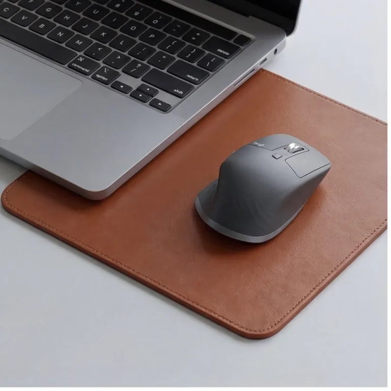 Kožená podložka pod myš Deskhide 25 × 25 cm, barva Cognac – fotografie 3